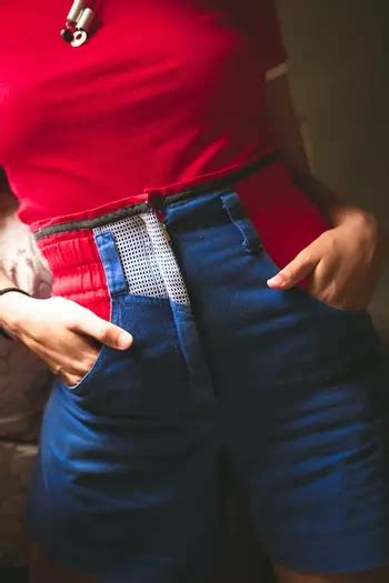 who invented fake pockets on women's clothing|when were pants pockets invented.